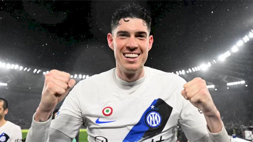 Hậu vệ hiện đại Premier League thực hiện pha chuyền bóng, minh họa tầm quan trọng của họ trong lối chơi tấn công và phòng ngự.